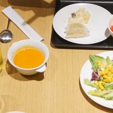 ここで食べて、機内食は食べずに寝ました