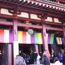 幅の広い賽銭箱の前には常に列が絶えませんでした。