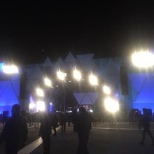 カウントダウンの特設ステージ