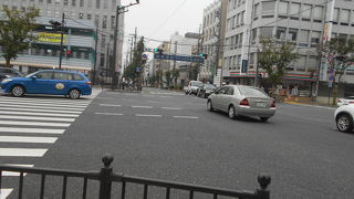 近鉄奈良駅からすぐ西側にある大きな通り