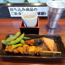 つまみに豊祝セットは500円の安さで！ 焼き鳥が1本と枝豆、