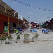 バスターミナル東側のナイトマーケット