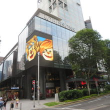 大きなショッピングセンターが並んでいます