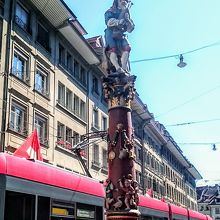 「パイプ吹きの泉」の横をトラムが通り抜けます