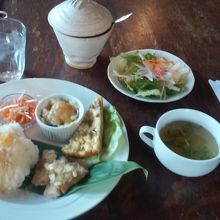 メインです。これにドリンクとスイーツが付きます。