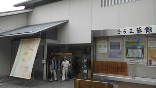 奈良の有名な工芸品ががガラスケースに入れて展示されています