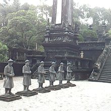 並び立つ文官，武官，兵馬の像。