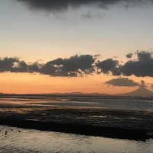 対岸に富士山