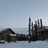 左側がロッジで右側が専用のオーロラ観測台