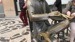 カフェ「ア・ブラジレイラ」の前にいらっしゃいます