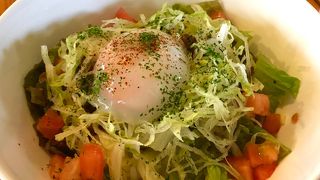 美味しい食事、心地よい店内