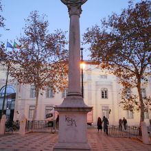 手前に大きな広場があります