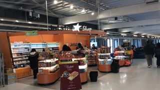 機内搭乗前に、嗜好品の調達できるお店です。