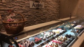 大通駅　西8丁目にある。特等地に位置する　ホテル内のレストラン＆カフェです。