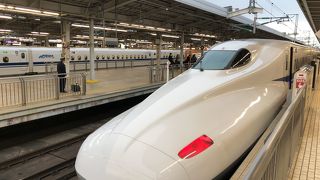 日本の大動脈。のぞみ号は通勤列車並みの頻度で。