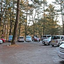 滝尾神社脇の駐車場は朝7時前には満車