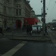 オペラ通りに面しています