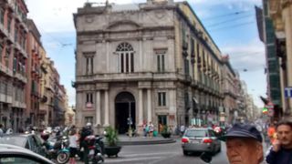 ブランドショップ、レストラン、カフェ、土産店などが並ぶメインストリート