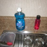 左は備え付けの洗剤。手が荒れる！右は持ってった日本の洗剤。