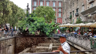 突然この広場にある遺跡が現れ、驚きです