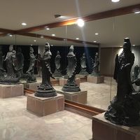 内廊下には世界中の芸術品がかざってあります