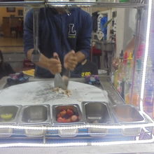 アイスロールを作っているところ。