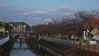 小さな水門があったりして川幅もあるし