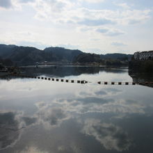「亀山ダム」によって形成されたダム湖は「亀山湖」と言います