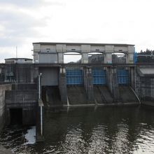 1990年（平成2年）竣工の重力式コンクリートダム