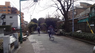 歩行者と自転車の遊歩道。