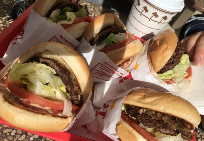 IN-N-OUT BURGER Bowling Volunteer S/S