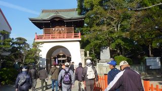 竜宮城、のような門が出迎えてくれる神社