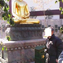 遠くからでも金色でかなり目立つお釈迦様です