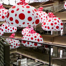 吹き抜けには芸術的なオブジェが飾られてました