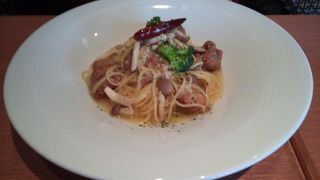 お昼時は込み合っています