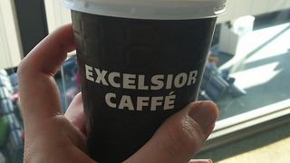 狭々しいカフェスペース