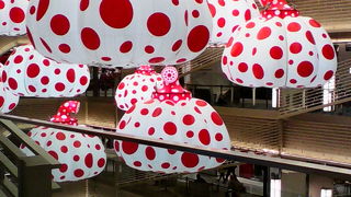 芸術作品や屋上緑地など買い物以外にも見所豊富