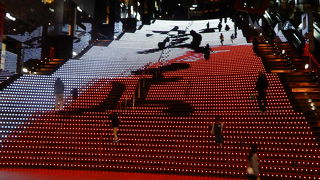 京都駅ビルの巨大なイルミネーション