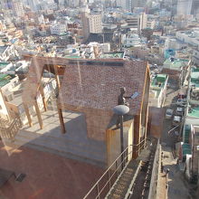 モノレール、中間で降りるところもあります。