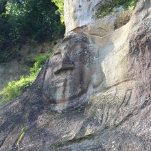 岩に彫られた大仏