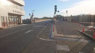 歩道が意外と広い橋です。