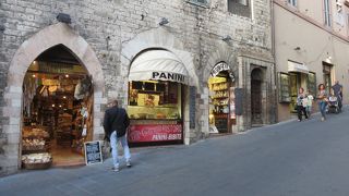 フランチェスコ聖堂からコネーム広場は結構な急坂ですよ