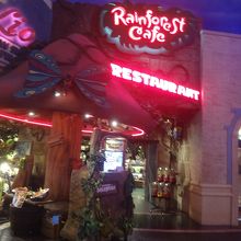 いかにも熱帯雨林ぽい雰囲気の演出はうまくできている