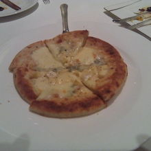 濃厚なチーズのピザ