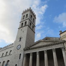 隣はローマ時代のポポロの塔