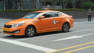 模範タクシーに乗車