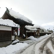 上杉神社の隣にあり、米沢城の二の丸があった所にあります。