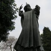 巨大なグルグール ニンスキ像 