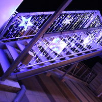 スカイテラスは夜はライトアップ。防寒着のコートもあります。