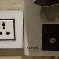 左のコンセントで日本のプラグさせました